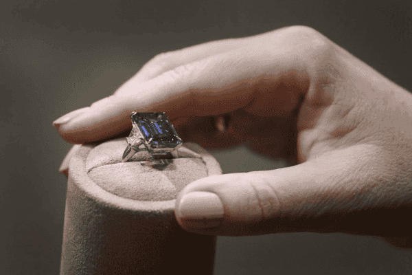 Nhẫn The Oppenheimer Blue, kim cương xanh đậm rực rỡ