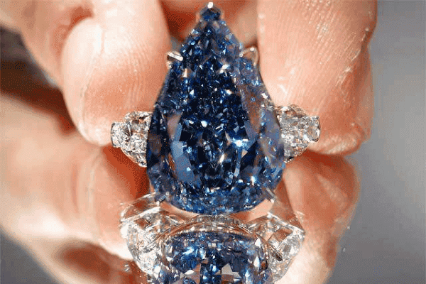 Hình dạng giọt nước hoàn hảo của Winston Blue Diamond