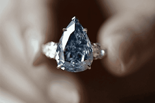 Nhẫn Winston Blue Diamond, kim cương xanh tuyệt đẹp