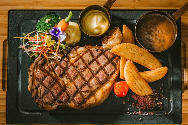 quan-beefsteak-ngon-bo-re-chat-luong-o-ha-noi