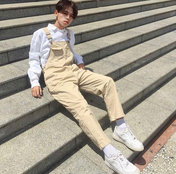 Một trong những item song song đồng hành với quần jeans và áo phông là áo sơ mi.