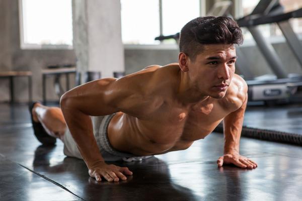 Thực hiện động tác hít đất (Push Up)