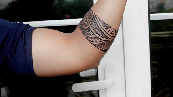 Hình xăm vòng tay Maori mạnh mẽ