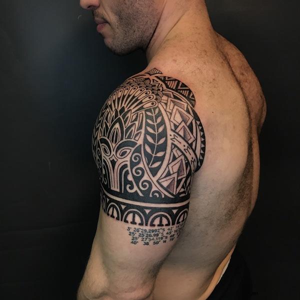 Hình xăm Maori bắp tay độc đáo