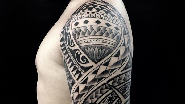 Hình xăm Maori bắp tay mạnh mẽ