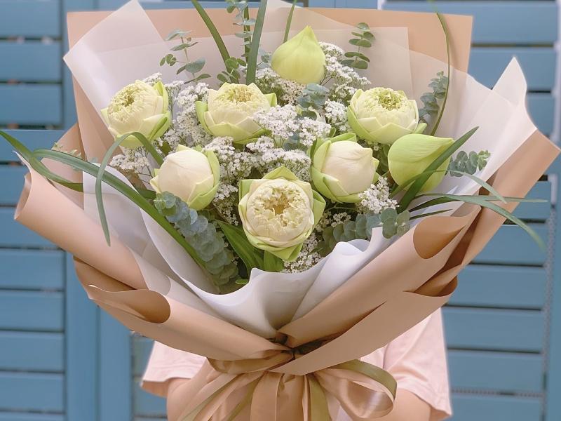 20/10 tặng gì cho mẹ - Một bó hoa sen