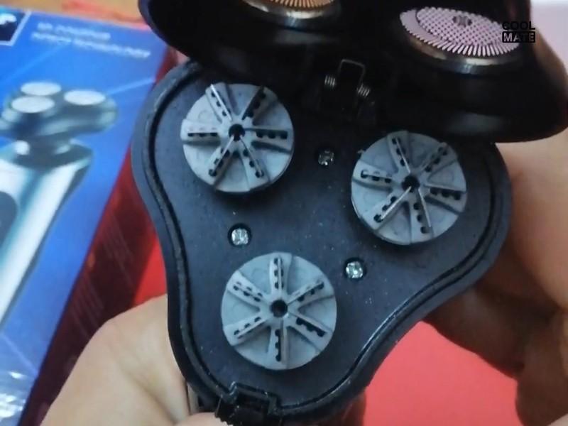 Tắt máy cạo râu trước khi vệ sinh