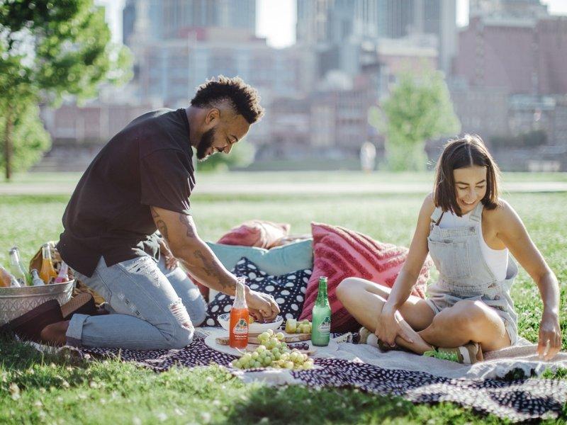Đi picnic cho buổi Đi date cũng là một ý tưởng thú vị để tạo không gian hẹn hò chất lượng