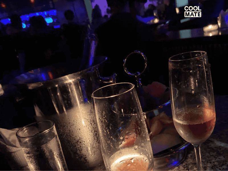 Nếu bạn thuộc tips người mạnh mẽ, cá tính thì hãy mạnh dạn rủ người mình thích đi date tại các quán rượu