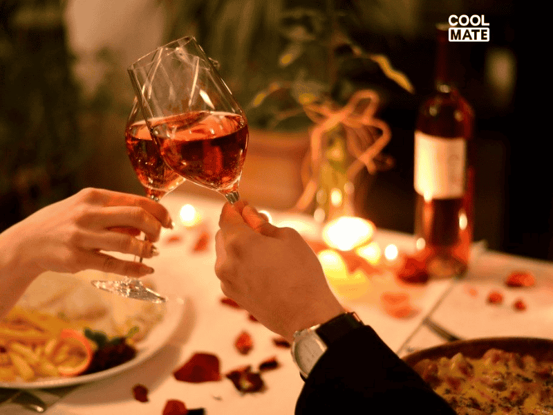 Đi date được hiểu là cuộc gặp gỡ đầu tiên của hai người xa lạ sau thời gian dài tìm hiểu nhau