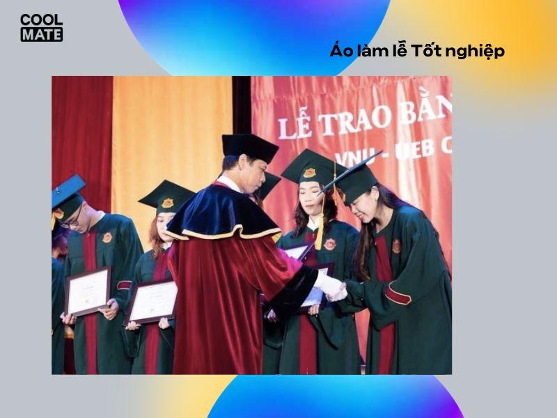 Áo tốt nghiệp Đại học Quốc gia Hà Nội với màu xanh đậm cổ điển, chất liệu nhung cao cấp, tạo nên vẻ đẹp sang trọng và trưởng thành.
