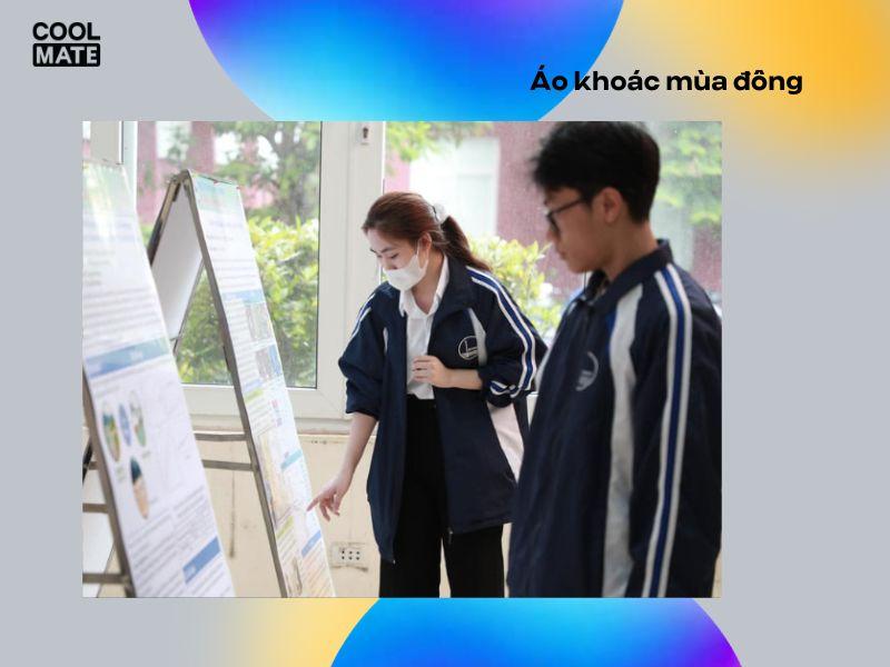 Áo khoác đồng phục Đại học Quốc gia Hà Nội với thiết kế đặc biệt, màu xanh đậm thanh lịch, chất liệu cao cấp, chống thấm nước và bám bụi tốt.