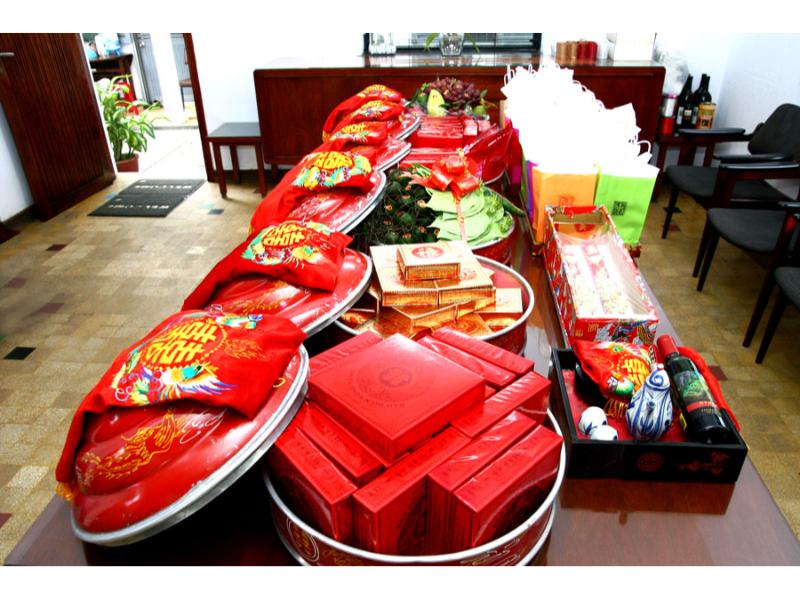 Ở miền Nam, người ta thường ưa chuộng việc bày 6 mâm quả trong các buổi tiệc đám cưới.