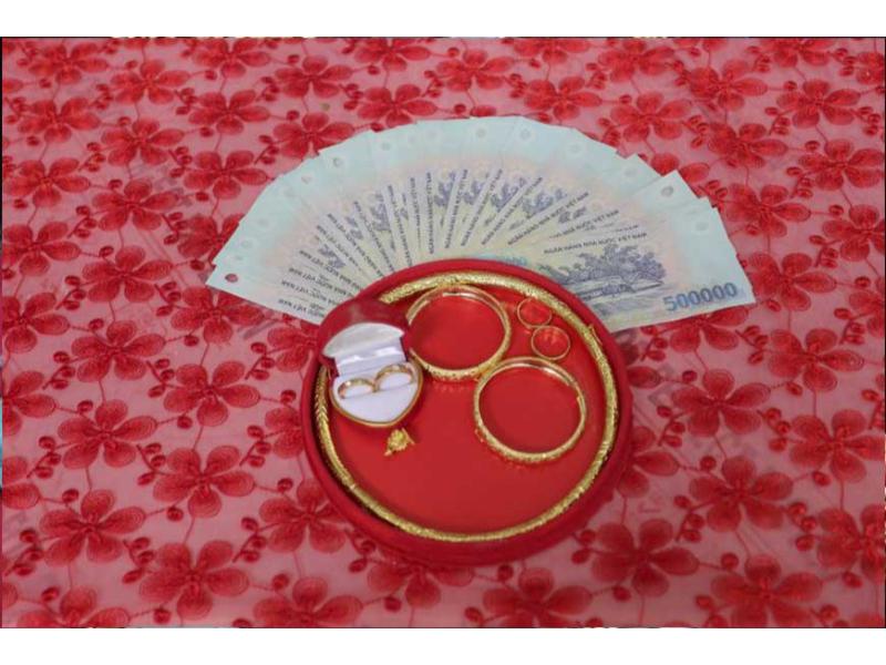 Tiền nạp tài từ gia đình của chú rể để giúp gia đình của cô dâu chuẩn bị cho lễ cưới