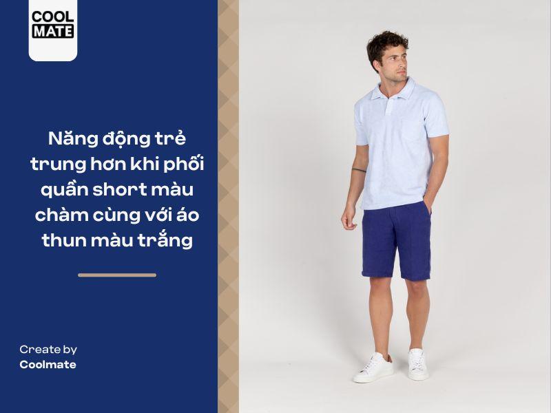 Phối quần short màu chàm với áo thun trắng năng động cho chàng