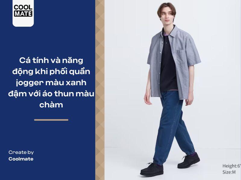 Phối quần jogger màu xanh đậm với áo thun màu chàm cho chàng