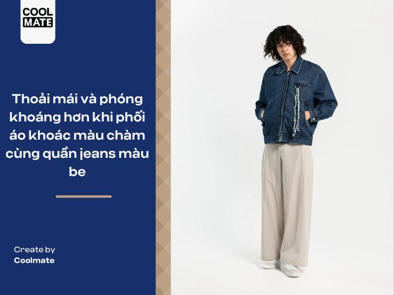 Phối áo khoác màu chàm với quần jeans màu be cho chàng