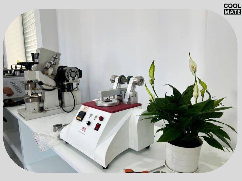 Máy kiểm tra độ mài mòn và độ bền sản phẩm tại Coolmate