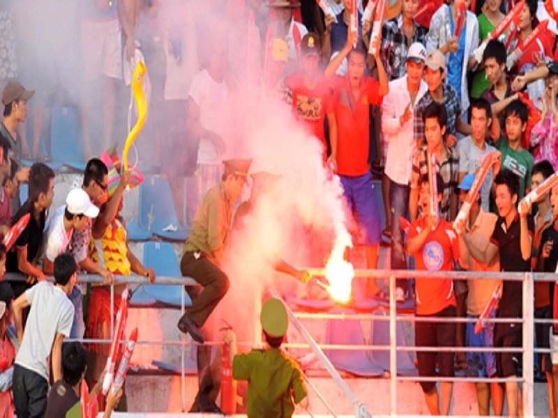 Hooligan: hô-li-gan (cổ động viên quá khích)