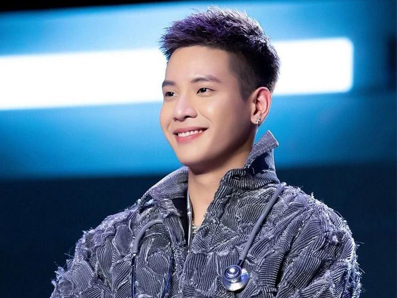 Kiểu tóc Mohican mang đến vẻ ngoài nam tính, thời thượng cho Quân AP.