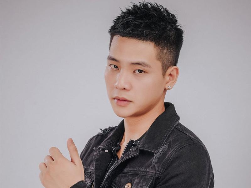 Kiểu tóc Mohican mang đến vẻ ngoài mạnh mẽ, nam tính cho Quân AP.