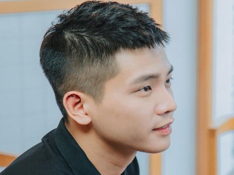 Kiểu tóc Mohican của Quân AP từ góc nhìn khác, vẫn giữ được nét nam tính, cá tính.