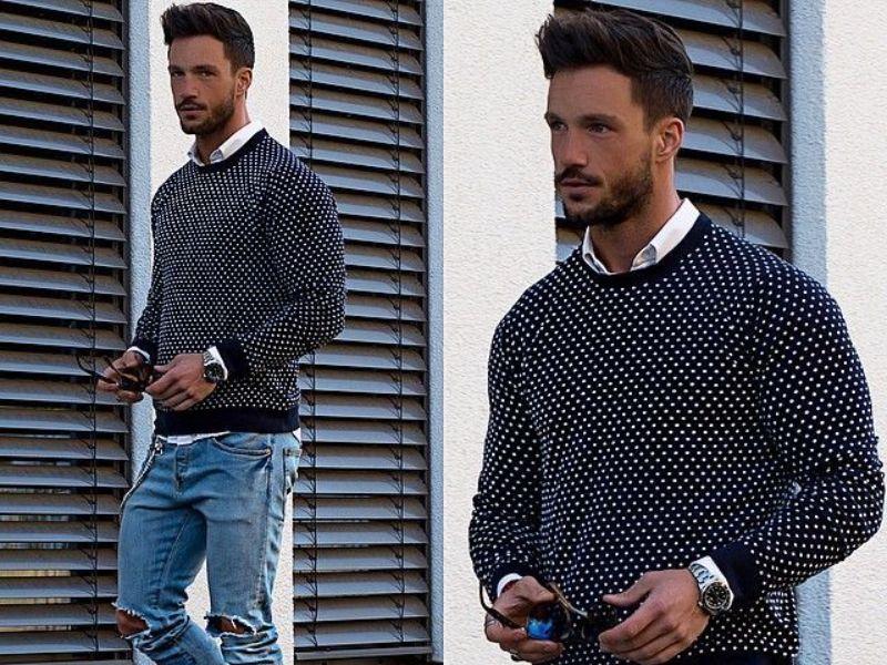 Outfit đi cafe nam: sơ mi, áo len móc, quần jeans