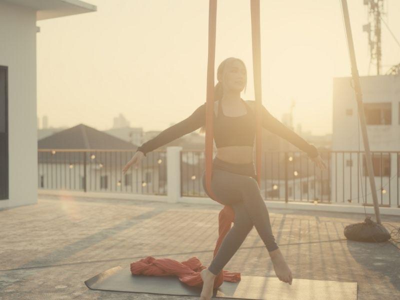 Tập yoga bay giúp điều chỉnh và cải thiện tư thế
