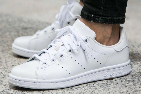 áo polo nam phối với giày Adidas Stan Smith 