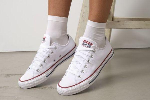 áo polo nam phối với giày Converse 