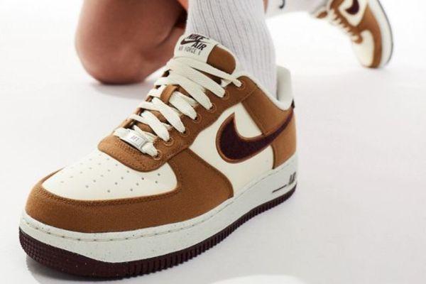 áo polo nam phối với giày Nike Air Force 