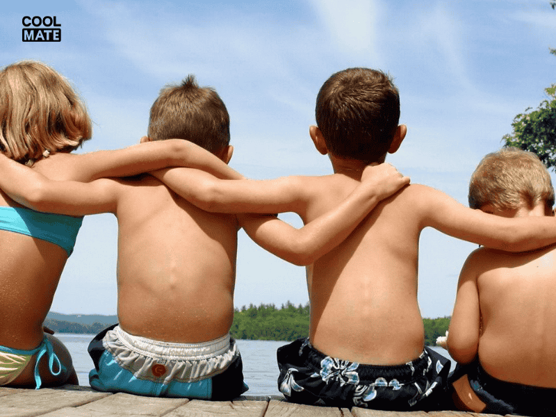 Mac-quan-lot-khi-con-nho-de-giup-be-trai-co-y-thuc-ve-su-phat-trien-cua-ban-than