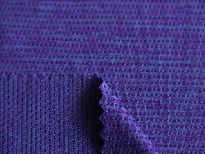 Vải dệt Knit-Melange Mesh khá mềm mại và có độ thoáng khí cao