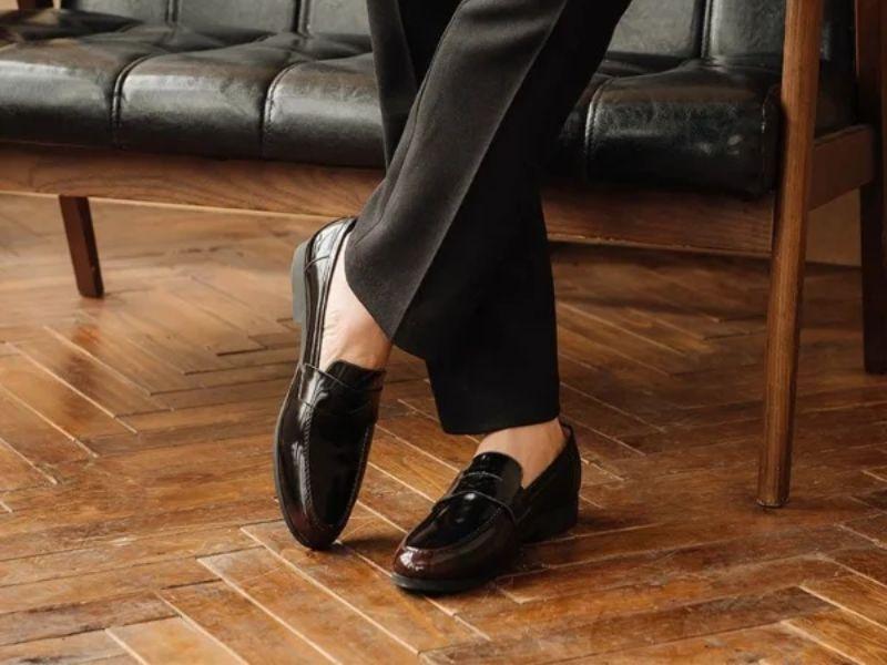 Đặc trưng của Moccasin là phần mũi khâu nổi tạo điểm nhấn, giúp giày thêm phần cá tính