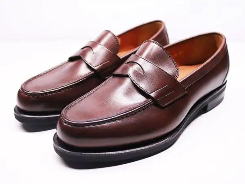 Giày lười nam NAMIDORI với thiết kế tối giản nhưng không kém phần tinh tế, phù hợp cho các quý ông hiện đại