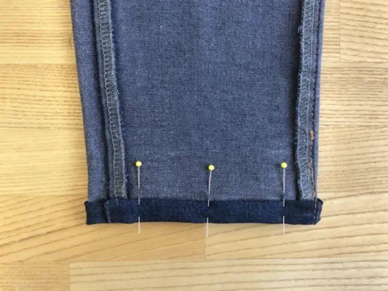 Ghim cố định phần lai cần lên để thao tác may dễ dàng hơn