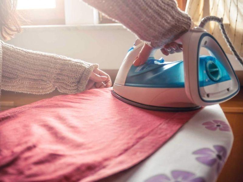 Sử dụng bàn là để ủi phẳng