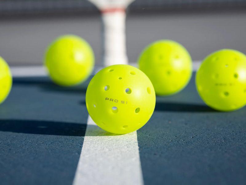 Bóng pickleball có rất nhiều lỗ nhỏ