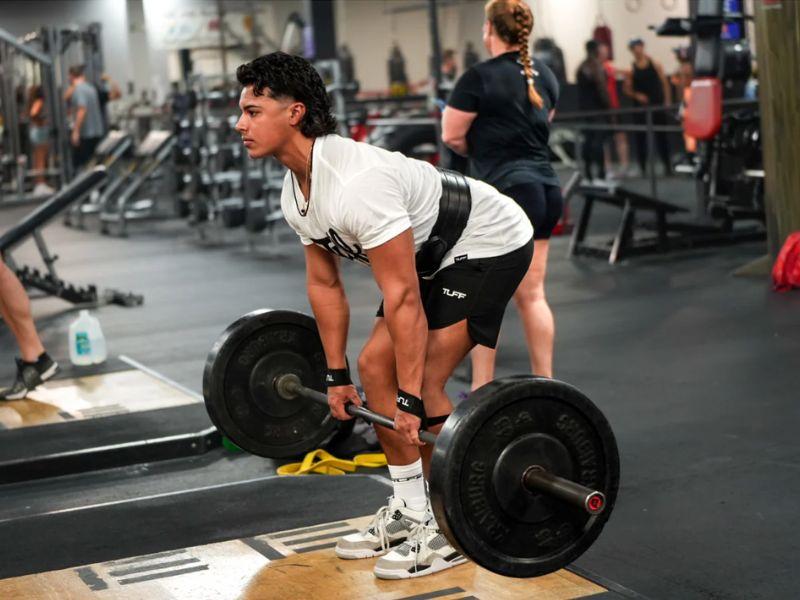 Bước hạ tạ trong deadlift
