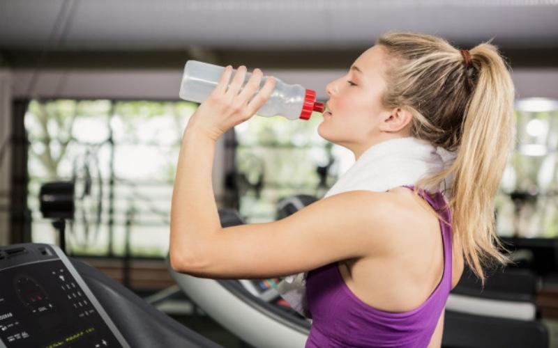Bổ sung nước khi tập gym