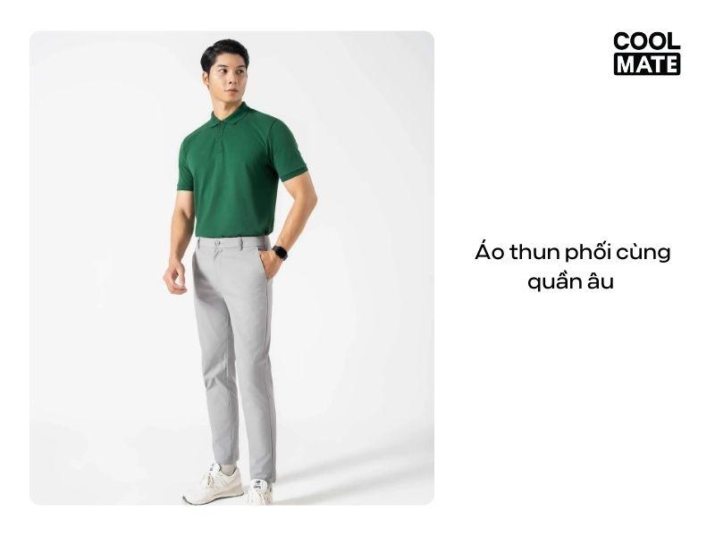 Áo thun xanh rêu với quần âu đen