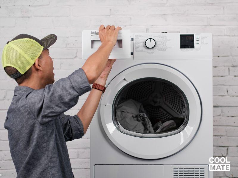 Dùng máy sấy làm khô quần áo