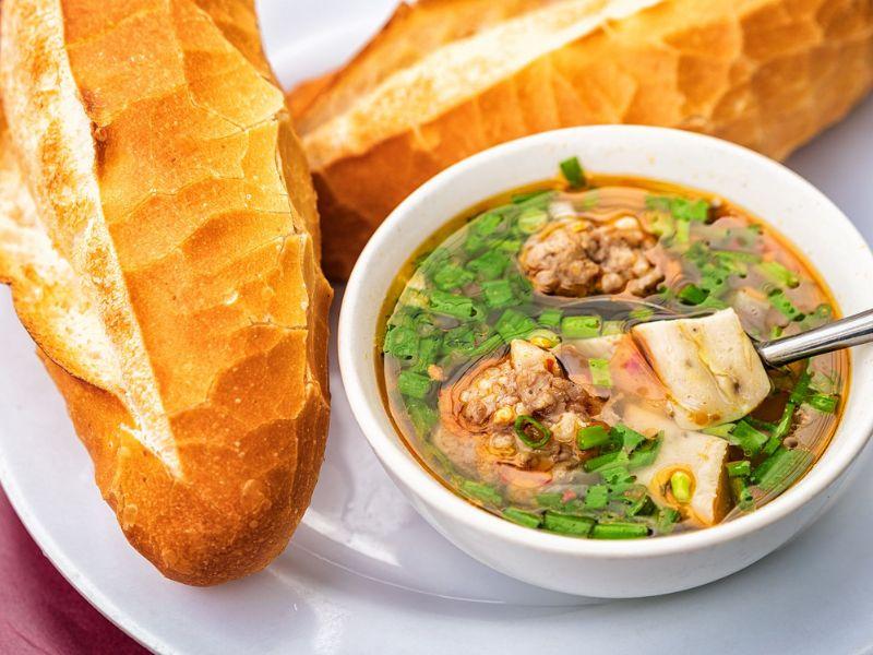Bánh mì xíu mại Đà Lạt nóng hổi mời bạn ăn nha!