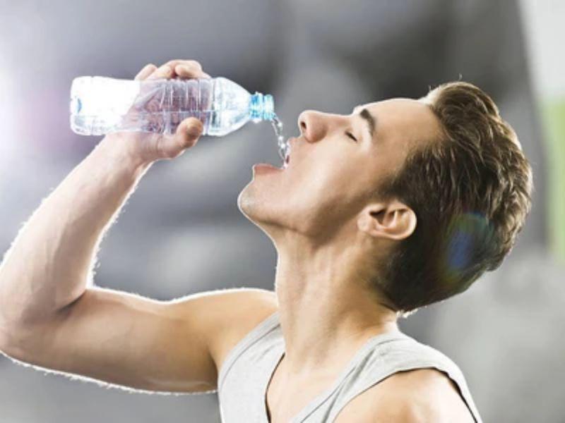 Uống nhiều nước đều đặn mỗi ngày