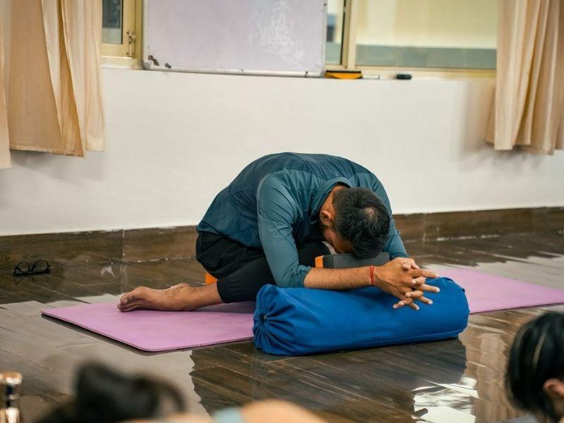 restorative yoga giúp tái tạo cơ thể sau chấn thương
