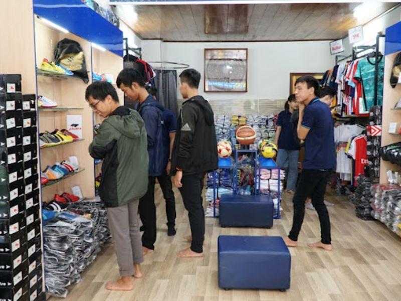 Khách hàng lựa chọn đồ thể thao tại Yousport