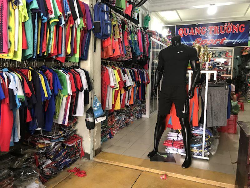 Không gian của shop thể thao Quang Trường