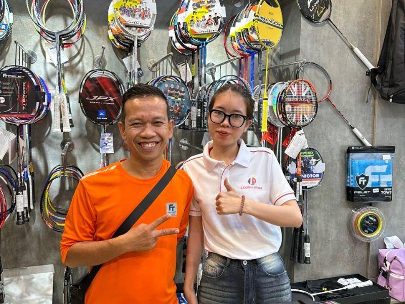 Chụp hình với khách hàng ở Lượng Sport