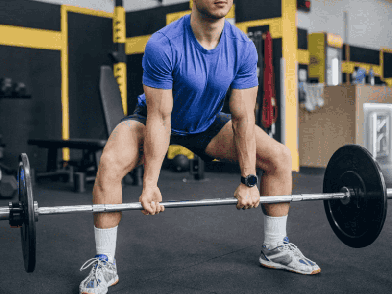 Sumo deadlift chủ yếu tác động lên nhóm cơ mông, đùi trong, đùi trước, và cơ lưng dưới