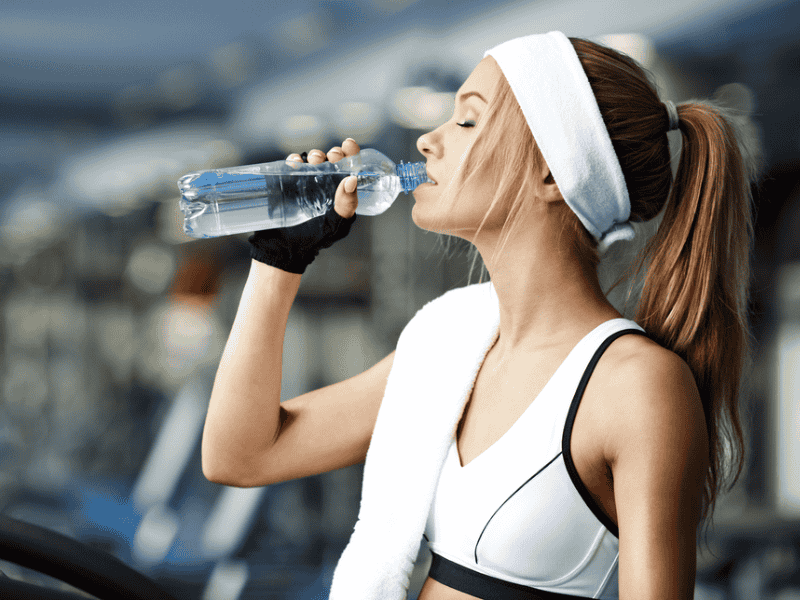 Hydrat hóa (cung cấp nước): uống đủ nước để phục hồi và ngăn ngừa chuột rút.